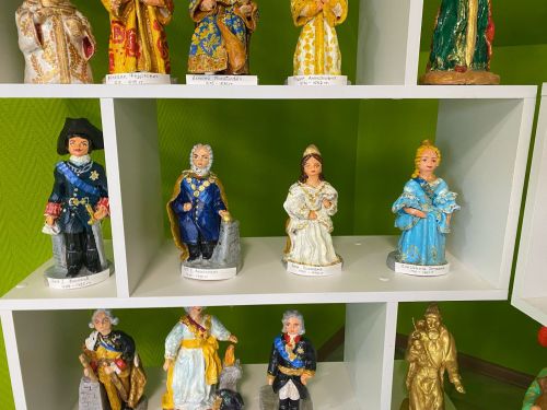Уникальная коллекция глиняных фигур династии Романовых создана в Мамыковском Доме культуры