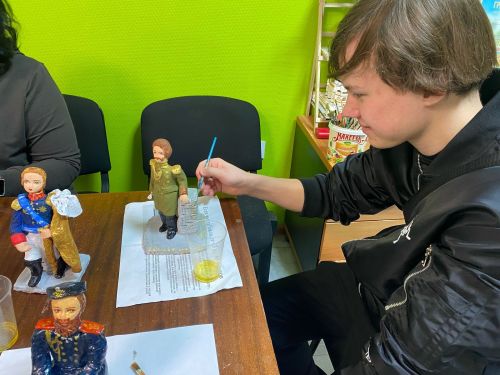 Уникальная коллекция глиняных фигур династии Романовых создана в Мамыковском Доме культуры