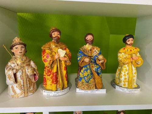 Уникальная коллекция глиняных фигур династии Романовых создана в Мамыковском Доме культуры