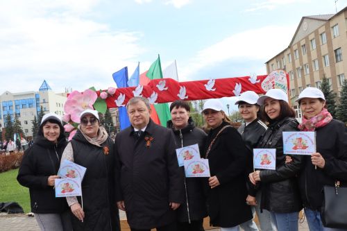В Нурлате ярко отметили 1 Мая: шествие, конкурсы и мастер-классы (+ фоторепортаж)