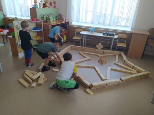 Память сильнее времени: малыши «Буратино» хранят подвиг героев в творчестве и сердцах