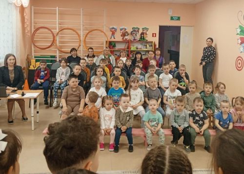 Школьники подарили дошколятам праздник музыки и творчества
