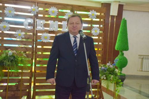 В Нурлате отпраздновали День семьи: чествование лучших семей и яркий праздник