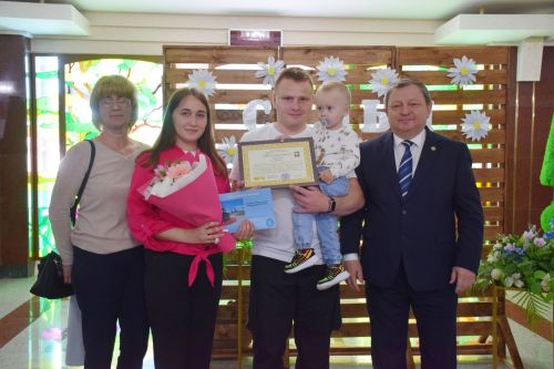 В Нурлате отпраздновали День семьи: чествование лучших семей и яркий праздник