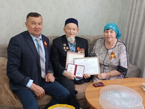 В преддверии Дня Победы ветерану Великой Отечественной войны вручили нагрудный знак