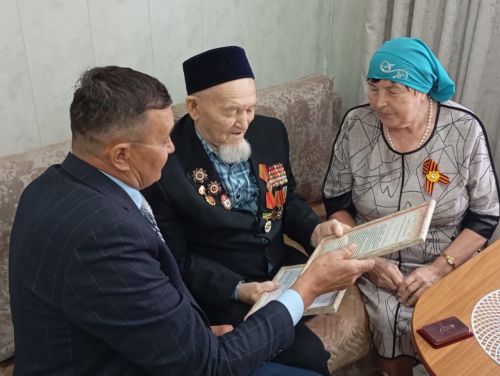 В преддверии Дня Победы ветерану Великой Отечественной войны вручили нагрудный знак