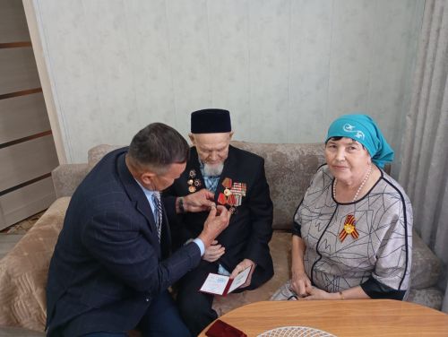 В преддверии Дня Победы ветерану Великой Отечественной войны вручили нагрудный знак