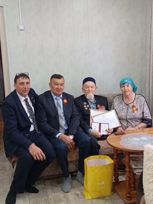 В преддверии Дня Победы ветерану Великой Отечественной войны вручили нагрудный знак