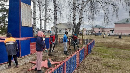 В Нурлатском районе подготовили памятники к 80-летию Победы
