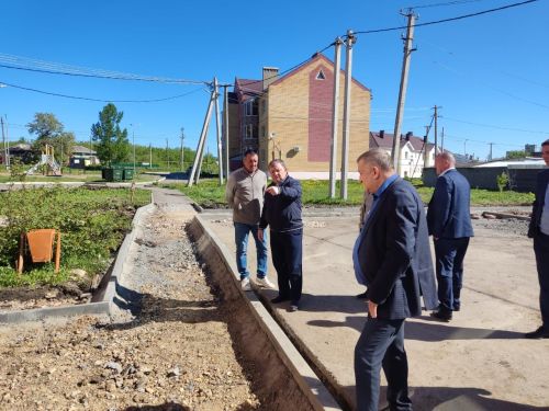 Дамир Ишкинеев проверил ход работ по благоустройству и капремонту в Нурлате