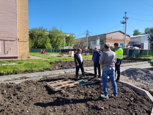 Дамир Ишкинеев проверил ход работ по благоустройству и капремонту в Нурлате