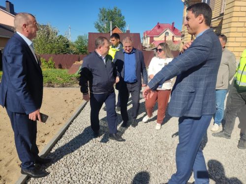 Дамир Ишкинеев проверил ход работ по благоустройству и капремонту в Нурлате