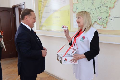 В Нурлате Айдар Метшин принял участие в акции «Красная гвоздика»