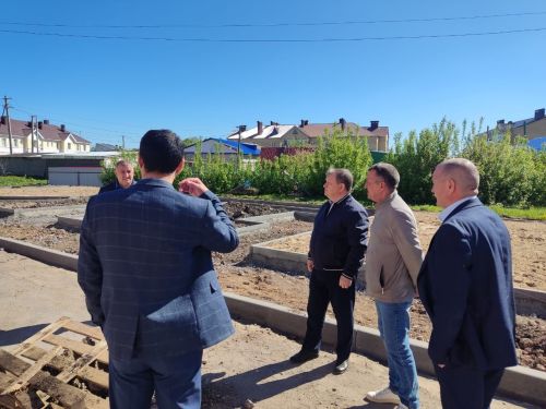 Дамир Ишкинеев проверил ход работ по благоустройству и капремонту в Нурлате