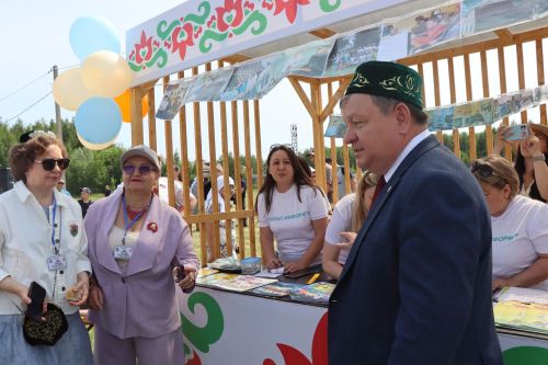 Дамир Ишкинеев подарил подписку на районную газету многодетным семьям