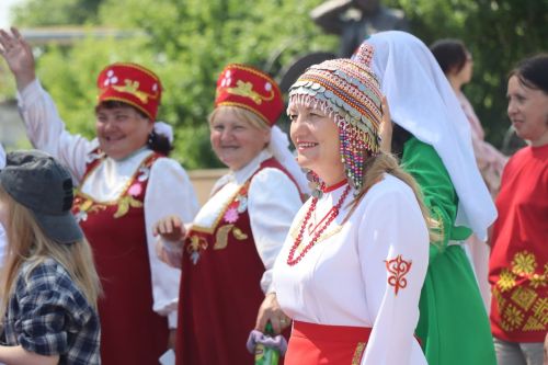 Многонациональный Нурлат отметил День России Парадом дружбы народов