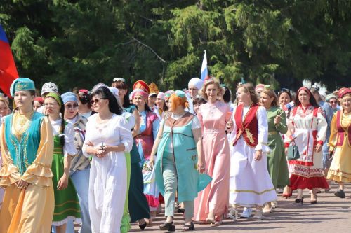 Многонациональный Нурлат отметил День России Парадом дружбы народов