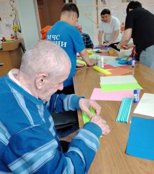 Творчество и прохлада: в Нурлатском доме-интернате прошел мастер-класс по созданию вееров