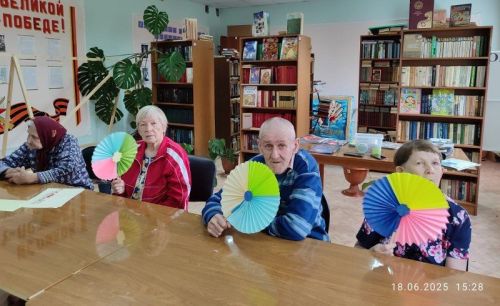 Творчество и прохлада: в Нурлатском доме-интернате прошел мастер-класс по созданию вееров