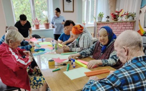 Творчество и прохлада: в Нурлатском доме-интернате прошел мастер-класс по созданию вееров
