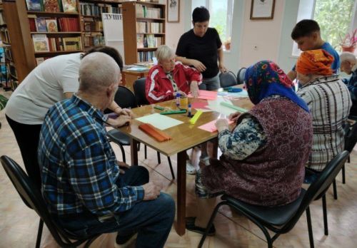 Творчество и прохлада: в Нурлатском доме-интернате прошел мастер-класс по созданию вееров