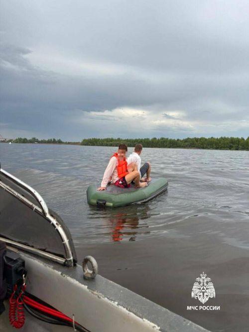 Двух братьев спасли во время шторма на Каме в Татарстане