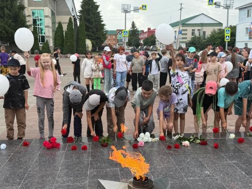 Ученики школы №1 Нурлата почтили память героев в преддверии Дня памяти и скорби