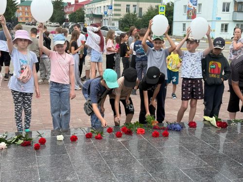 Ученики школы №1 Нурлата почтили память героев в преддверии Дня памяти и скорби