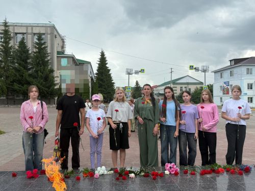 Ученики школы №1 Нурлата почтили память героев в преддверии Дня памяти и скорби