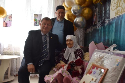 Уважаемая учительница из села Новое Иглайкино Файзя Валиахметовна Губайдуллина отмечает столетний юбилей
