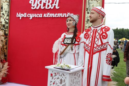 Молодожены Игорь Мамонов и Ирина Савгачева сказали «Да!» на республиканском празднике Уяв в Нурлате