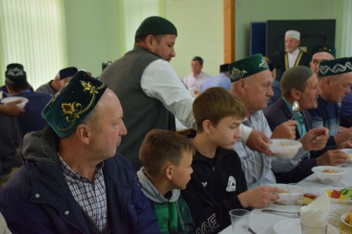 Нурлатцы отмечают Курбан-байрам: в мечетях района прошли праздничные богослужения