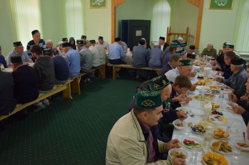 Нурлатцы отмечают Курбан-байрам: в мечетях района прошли праздничные богослужения