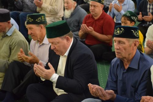 Нурлатцы отмечают Курбан-байрам: в мечетях района прошли праздничные богослужения