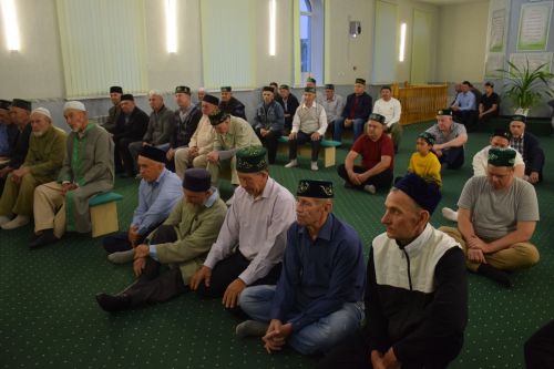 Нурлатцы отмечают Курбан-байрам: в мечетях района прошли праздничные богослужения
