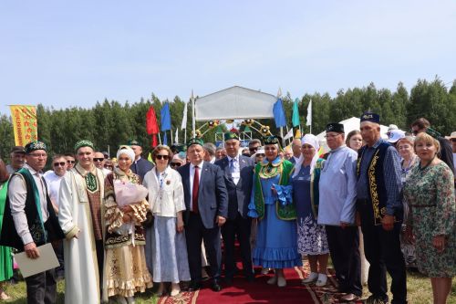 Салават и Алсу Минибаевы торжественно зарегистрировали брак на нурлатском Сабантуе