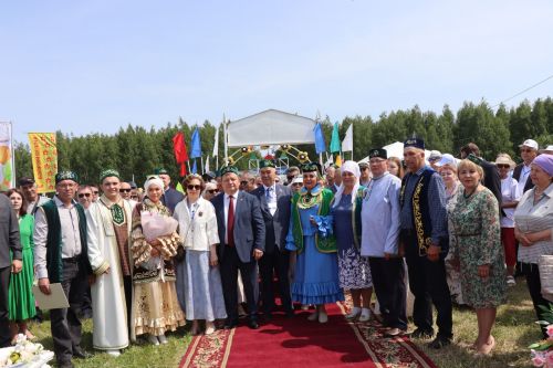 Салават и Алсу Минибаевы торжественно зарегистрировали брак на нурлатском Сабантуе