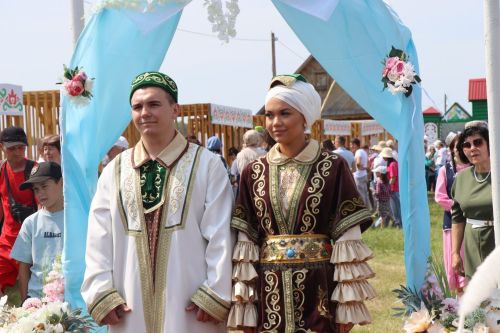 Салават и Алсу Минибаевы торжественно зарегистрировали брак на нурлатском Сабантуе