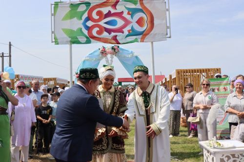 Салават и Алсу Минибаевы торжественно зарегистрировали брак на нурлатском Сабантуе