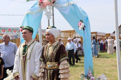 Салават и Алсу Минибаевы торжественно зарегистрировали брак на нурлатском Сабантуе