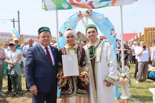 Салават и Алсу Минибаевы торжественно зарегистрировали брак на нурлатском Сабантуе