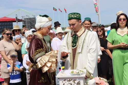 Салават и Алсу Минибаевы торжественно зарегистрировали брак на нурлатском Сабантуе