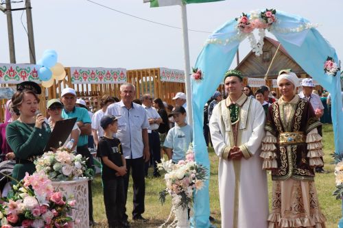 Салават и Алсу Минибаевы торжественно зарегистрировали брак на нурлатском Сабантуе