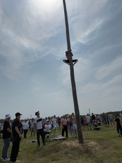 Захит Зядитов из Нового Иглайкина покорил 12-метровый шест на Сабантуе в Нурлате
