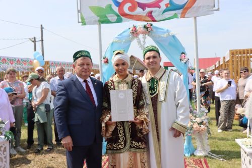 Салават и Алсу Минибаевы торжественно зарегистрировали брак на нурлатском Сабантуе