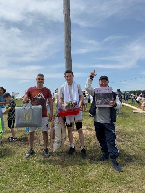 Захит Зядитов из Нового Иглайкина покорил 12-метровый шест на Сабантуе в Нурлате