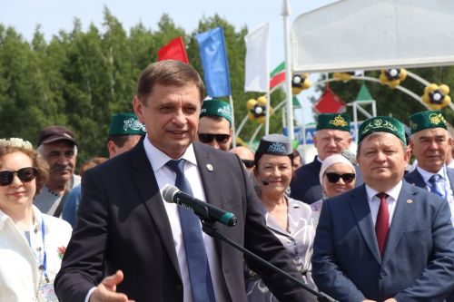 Салават и Алсу Минибаевы торжественно зарегистрировали брак на нурлатском Сабантуе
