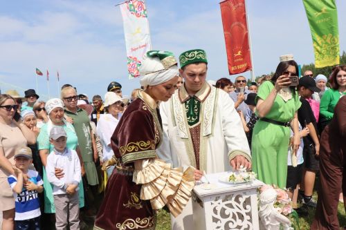 Салават и Алсу Минибаевы торжественно зарегистрировали брак на нурлатском Сабантуе