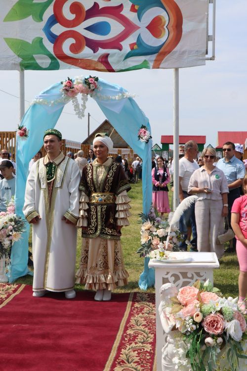 Салават и Алсу Минибаевы торжественно зарегистрировали брак на нурлатском Сабантуе