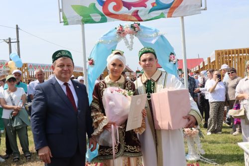 Салават и Алсу Минибаевы торжественно зарегистрировали брак на нурлатском Сабантуе